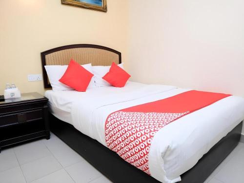 Giường trong phòng chung tại Super OYO 635 Seven Days Hotel