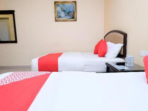 Giường trong phòng chung tại Super OYO 635 Seven Days Hotel