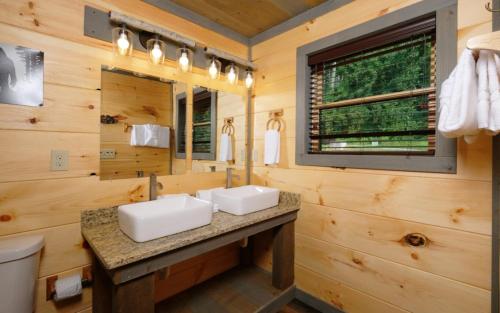a bathroom with two sinks and a mirror at Bigger Bear Views Lodge in Gatlinburg