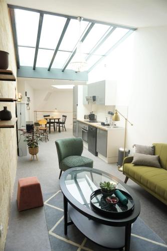 un salon avec un canapé et une table dans l'établissement Beautiful duplex with AC - Place du Palais, à Bordeaux