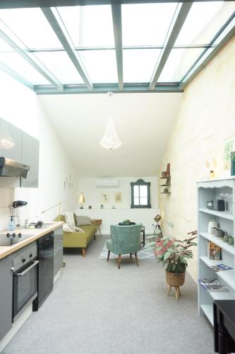 Il comprend une cuisine et un salon avec une lucarne. dans l'établissement Beautiful duplex with AC - Place du Palais, à Bordeaux