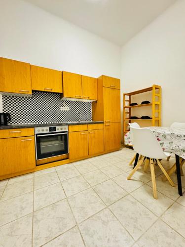 Affordable Apartment, 4 Minutes from Stadthalle and U6 Metro