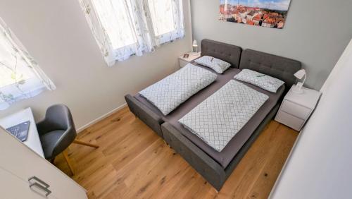 an overhead view of a bed in a bedroom at Ferienwohnung Rottweil Zentrum - Parkplatz kostenlos in Rottweil