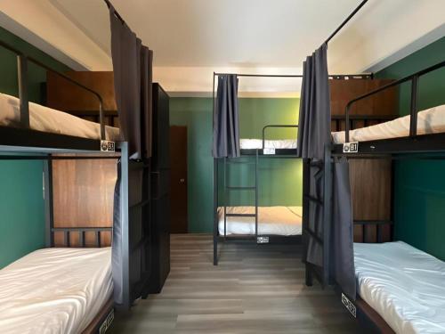 Postel nebo postele na pokoji v ubytování Nimman Forest Hostel