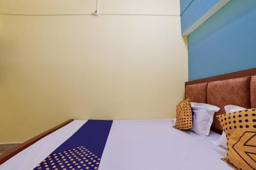 Postel nebo postele na pokoji v ubytování SPOT ON Luv-kush Inn