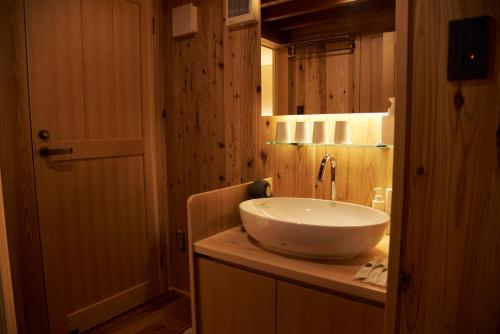 a bathroom with a large white sink on a counter at Travel Stop UNNOWA in Tomi