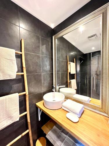 une salle de bain avec deux lavabos et un grand miroir dans l'établissement COCON HYPER CENTRE-VILLE TOUT CONFORT (8), à Ajaccio