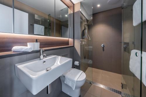 un bagno con lavandino e WC di Melbourne Corporate Stays - Docklands Waterfront a Melbourne