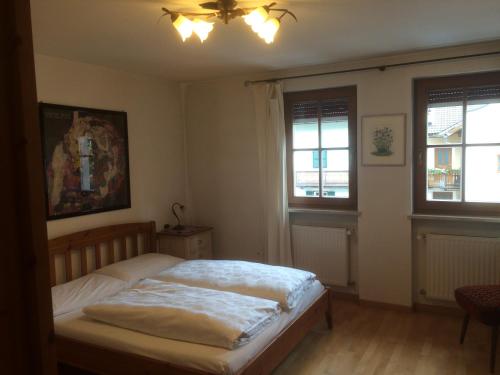 ヴィッラバッサにあるHaus Erikaのベッドルーム1室(ベッド1台、窓2つ付)