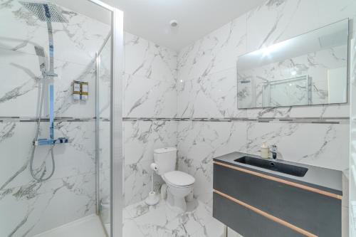 Ένα μπάνιο στο Bleuet Roanne centre-ville -Parking & Clim