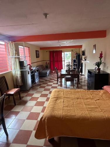 ein Schlafzimmer mit einem Bett und einem Tisch und Stühlen in der Unterkunft Spacious Apartment with Terrace in Orizaba