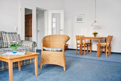 a living room with a couch and a table at Haus Seeblick Hotel Garni & Ferienwohnungen in Zinnowitz