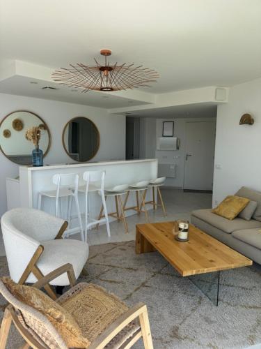 un salon avec un canapé et une table dans l'établissement La Grande Tour, à Valras-Plage