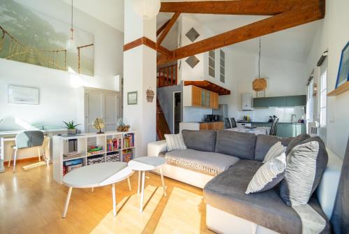 un salon avec un canapé et une table dans l'établissement SAURET : Havre de paix en ville : spacieux et confortable, à Montpellier