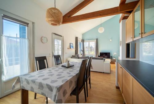 une cuisine et une salle à manger avec une table et des chaises dans l'établissement SAURET : Havre de paix en ville : spacieux et confortable, à Montpellier