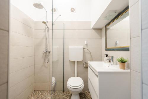 Et badeværelse på Locart -Cozy Downtown Apartment, near Black Church with Free Wi-fi