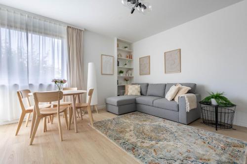 Quiet Apartment near City Center & Airport - Balcony, Fast Wi-Fi