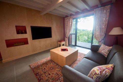 Μια τηλεόραση ή/και κέντρο ψυχαγωγίας στο Chambres d'hôtes Domaine de Nazère
