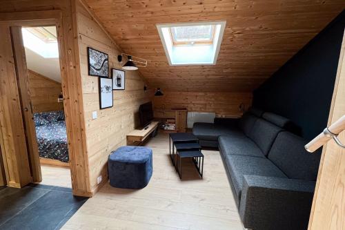 - un salon mansardé avec un canapé dans l'établissement T2 with pool in Saint-Gervais-les-Bains, à Saint-Gervais-les-Bains