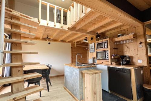 Il comprend une cuisine avec des murs en bois et un escalier en bois. dans l'établissement T2 with pool in Saint-Gervais-les-Bains, à Saint-Gervais-les-Bains