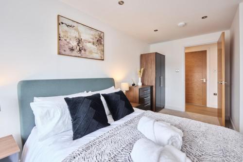 Ένα ή περισσότερα κρεβάτια σε δωμάτιο στο Leeds City Centre Luxury Penthouse with Private Terrace