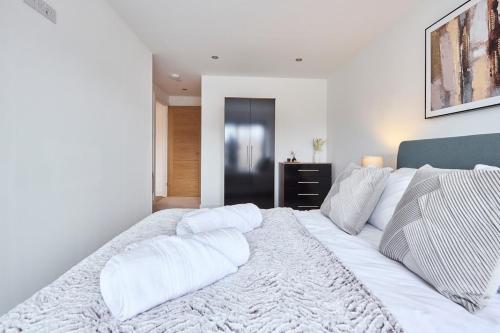 Ένα ή περισσότερα κρεβάτια σε δωμάτιο στο Leeds City Centre Luxury Penthouse with Private Terrace