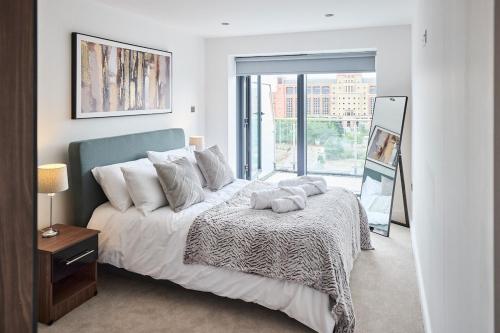 Ένα ή περισσότερα κρεβάτια σε δωμάτιο στο Leeds City Centre Luxury Penthouse with Private Terrace