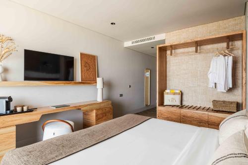 a bedroom with a bed and a tv in a room at Upon Vila - Alcochete Hotel in Alcochete