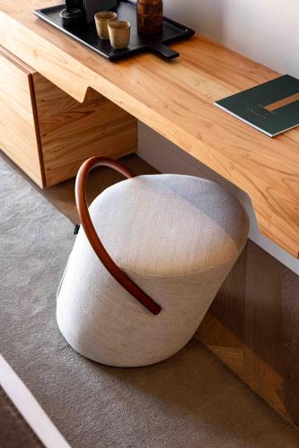 a chair sitting under a desk next to a table at Upon Vila - Alcochete Hotel in Alcochete