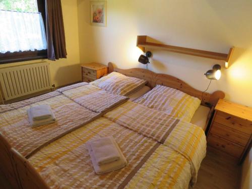 a bedroom with two beds with towels on them at Ferienhaus Scout 42 im Feriendorf Altes Land in Hollern-Twielenfleth