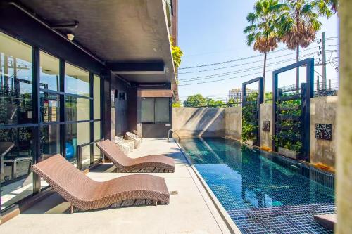 Bazén v ubytování Moda Condo Nimman 609 - Super Deluxe Mountain View next to MAYA nebo v jeho okolí