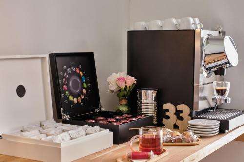 サン・テティエンヌにあるThe Originals City, Hôtel Quai33, Saint-Etienne - Gare Chateaucreuxのキッチン(コーヒーメーカー付きのカウンター付)