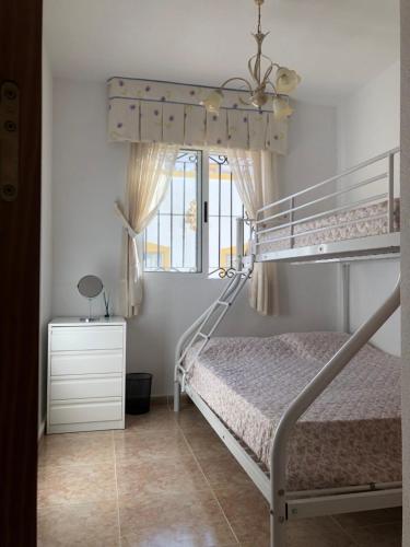 una camera da letto con un letto a castello e una finestra di Casa Lily on Vistabella Golf a Vistabella