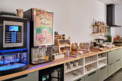 un café avec un comptoir et un four micro-ondes dans l'établissement The Originals City, Hôtel Quai33, Saint-Etienne, à Saint-Étienne