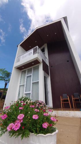 a house with a flower pot in front of it at Skypiea Dieng in Dieng