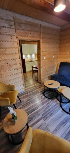 a living room with couches and tables and a couch at Apartamenty i Domki Biały Dunajec in Biały Dunajec
