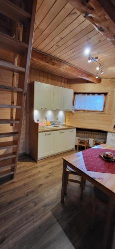 Kuchyň nebo kuchyňský kout v ubytování Apartamenty i Domki Biały Dunajec