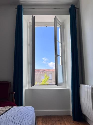 Ένα ή περισσότερα κρεβάτια σε δωμάτιο στο Chambre cosy chez l'habitant - cœur du village
