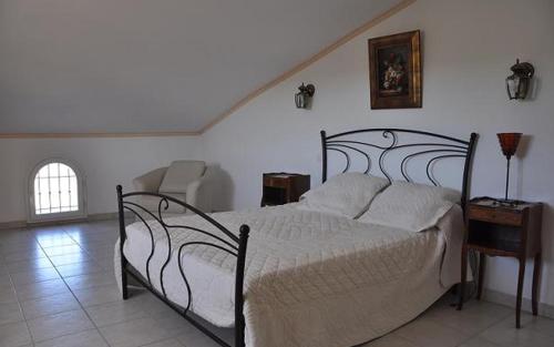 een slaapkamer met een groot bed en een trap bij Gite "panda" la vincence in La Verdière