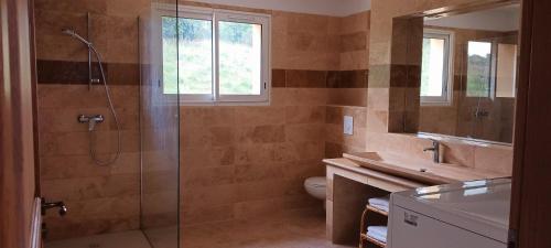 een badkamer met douche, wastafel en toilet bij Gite "panda" la vincence in La Verdière