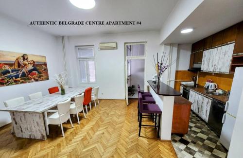 Authentic Belgrade Centre - New Year 2026 - Suites and large Apartments for Groups - Up to 63 Guests in one Building في بلغراد: مطبخ وغرفة طعام مع طاولة وكراسي
