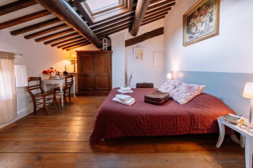 - une chambre avec un lit rouge et une salle à manger dans l'établissement Domaine Les Terres de Saint-Hilaire, à Ollières