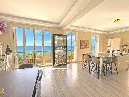 Photo de la galerie de l'établissement Dernière étage sur la Promenade!, à Nice