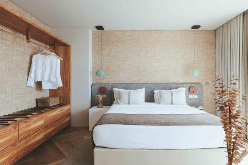 a bedroom with a large white bed in a room at Upon Vila - Alcochete Hotel in Alcochete