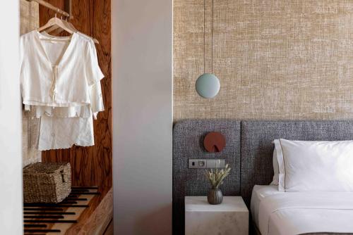 a bedroom with a bed and a wall at Upon Vila - Alcochete Hotel in Alcochete