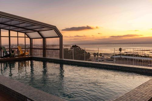 a swimming pool with a view of the ocean at Upon Vila - Alcochete Hotel in Alcochete