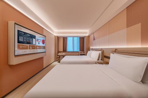 Postel nebo postele na pokoji v ubytování Orange Hotel Beijing Daxing International Airport Terminal