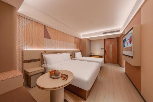 a hotel room with a bed and a table at Orange Hotel Beijing Daxing International Airport Terminal in Beijing