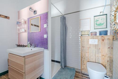 a bathroom with a sink and a toilet and a shower at La Maison des Docks - 30min de Tours in Villaines-les-Rochers