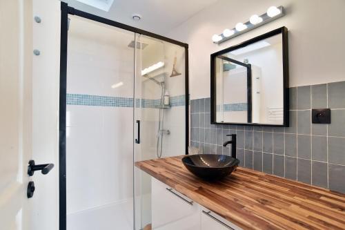 a bathroom with a sink and a shower at Kerchoupi - Proche centre-ville Saint Malo in Saint Malo